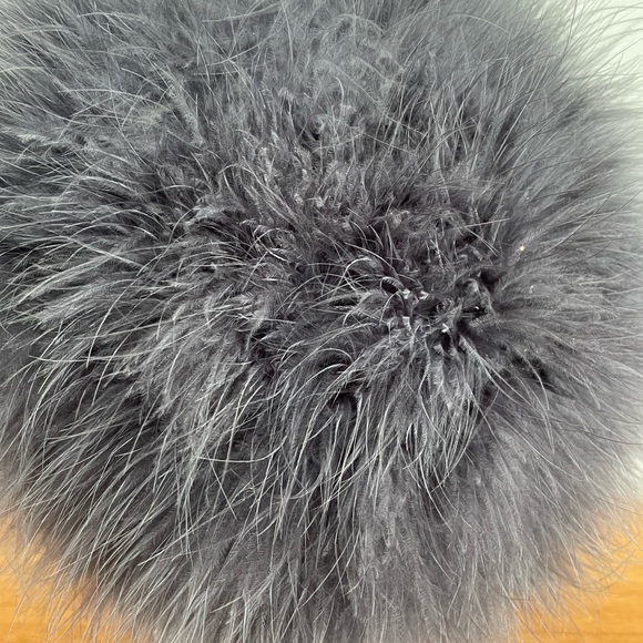 Luxurious ostrich feather winter hat. - Picture 2 of 4